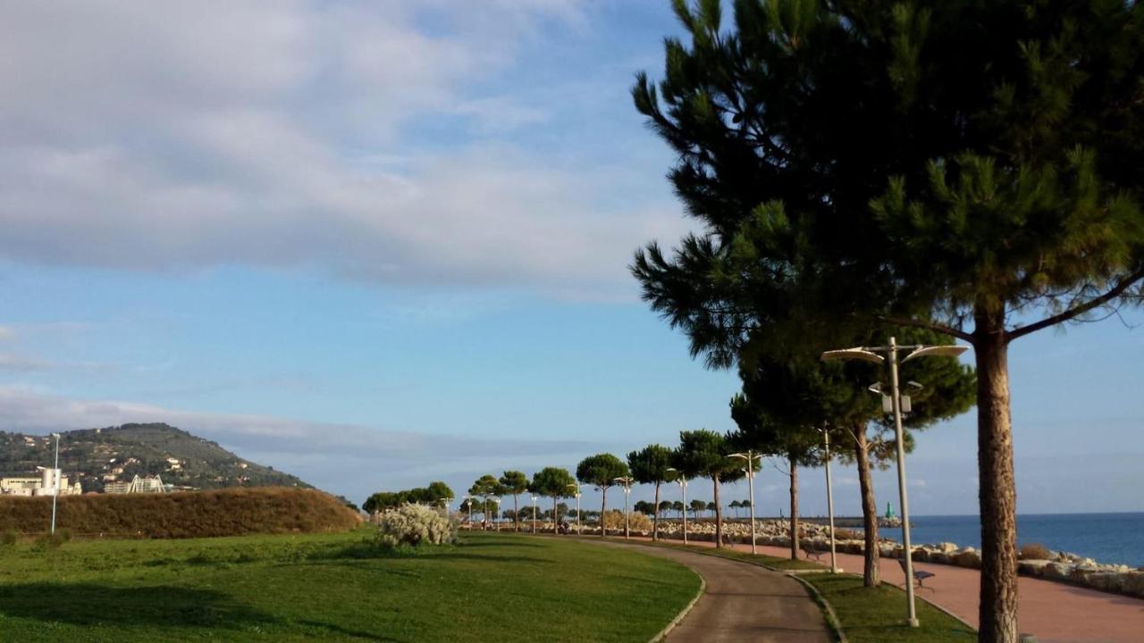 Appartamento Incantevole A 100Metri Dal Mare E Accanto Alla Pista Ciclabile อิมเปรีอา ภายนอก รูปภาพ